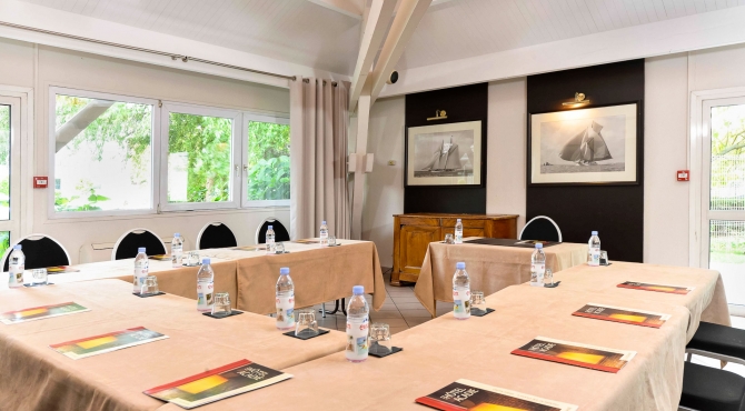 Salle de séminaire de l'hôtel